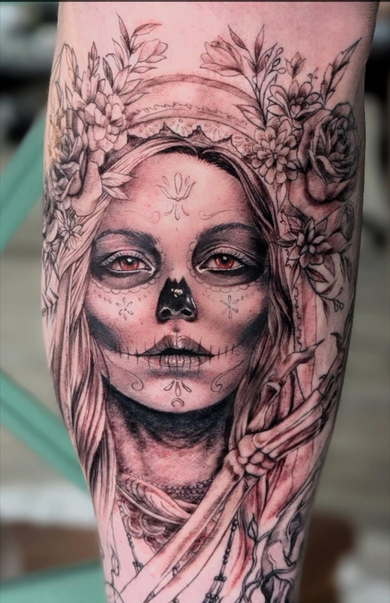 Día de los Muertos woman with roses — black and grey portrait tattoo by Melody